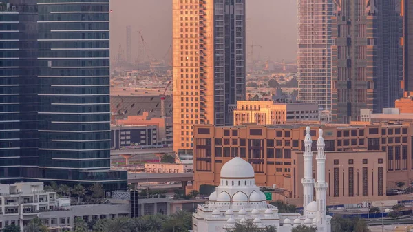Нова Біла Мечеть Поблизу Бухти Проспекту Торговим Центром Оточеним Хмарочосами — стокове фото