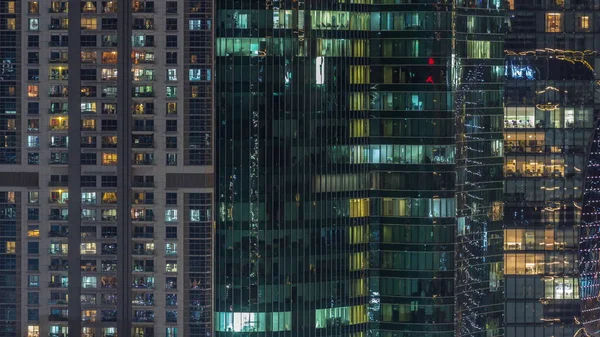 Ofis Konutların Pencereleri Gece Vakti Aydınlatılıyor Cam Mimari Şirket Binası — Stok fotoğraf