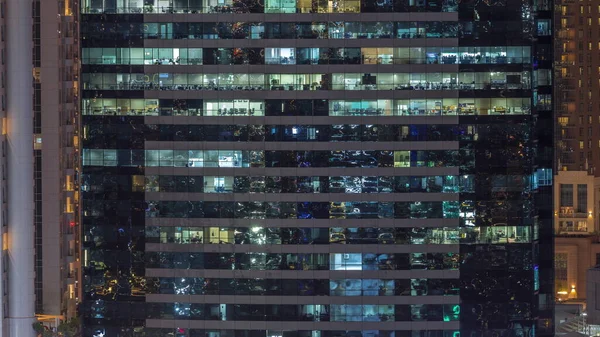 Irodaházak Ablakai Világítanak Éjszaka Üvegépítészet Céges Épület Esténként Ragyogó Fényekkel — Stock Fotó