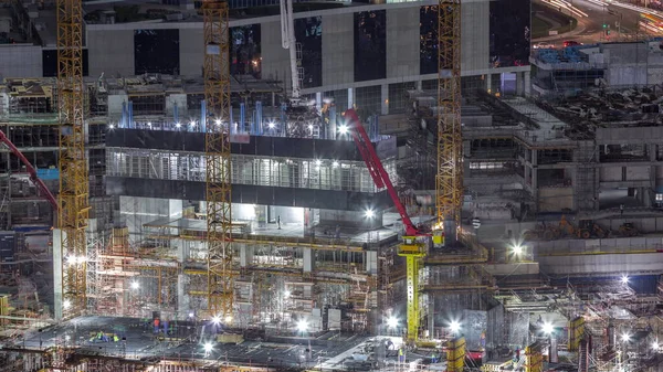 Grote Bouwplaats Met Veel Werkende Kranen Arbeiders Uniforme Nachtelijke Tijdspanne — Stockfoto