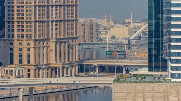 Spacerując Wzdłuż Kanału Wodnego Dzielnicy Business Bay Dubai Powietrza Timelapse — Zdjęcie stockowe