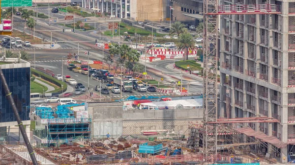 Çalışan Vinçleri Olan Büyük Bir Inşaat Alanı Kavşakta Trafik Vardı — Stok fotoğraf