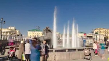 Moskova 'daki Manezh Meydanı' nda bulunan Fountain Four Seasons 'da. Aleksandr Bahçesi ve Manezh Meydanı arasında yer alan karmaşık çeşmeler