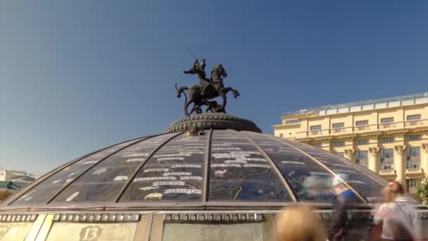 在俄罗斯莫斯科的万国广场上 一座圣乔治雕像 莫斯科的守护神 成为玻璃圆顶 背景上的历史建筑 — 图库视频影像