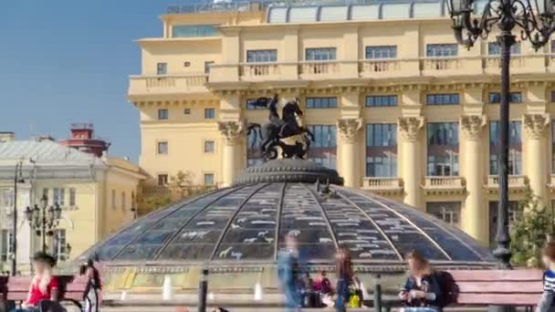 在俄罗斯莫斯科的万国广场上 一座圣乔治雕像 莫斯科的守护神 成为玻璃圆顶 背景上的历史建筑 — 图库视频影像