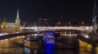 Bir Büyük Taş Bolşoy Kamenniy Köprüsü. Yukarıdan Moskova Kremlin 'e ve Moskova nehrinin rıhtımına bak.