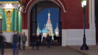 Moskova 'daki tarihi Kitai-gorod Duvarı' nın İber Kapısı ya da Diriliş Kapısı 'ndan St. Basils Kilisesi' ne bakın. Kızıl Meydan ile Manege Meydanı 'nın kuzeybatı ucundaki kapı.