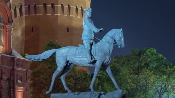 历史博物馆附近的朱可夫元帅纪念碑在夜间闪烁着超驰的光芒 克里姆林宫的背景 俄罗斯 莫斯科 — 图库视频影像