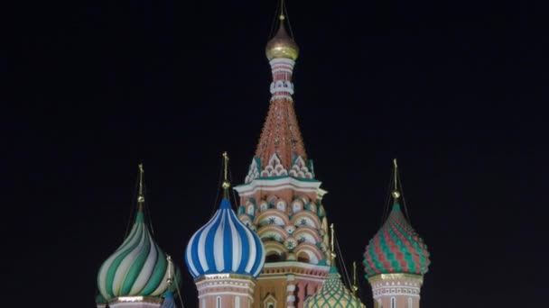 ロシア モスクワのレッドスクエアのタイムラプスハイパーラプスから夜にミニンとポザルスキーに照らされた聖バジル大聖堂とモニュメント — ストック動画