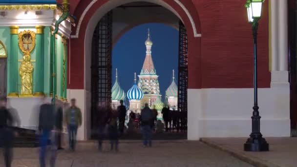 ロシア モスクワの歴史的なキタイ ゴロド壁の復活門を通って聖バジル教会を見る レッドスクエアとマンゲージスクエアの北西端の間のゲート — ストック動画