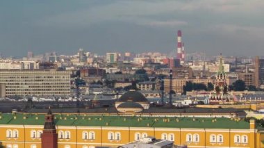 Rusya 'da hava bulutluyken Moskova' nın çatısından binanın panoramik hava görüntüsü.