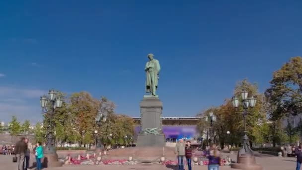 Venäläisen Runoilijan Aleksandr Pushkinin Muistomerkki Pushkinin Aukiolla Timelapse Hyperlapse Moskova — kuvapankkivideo
