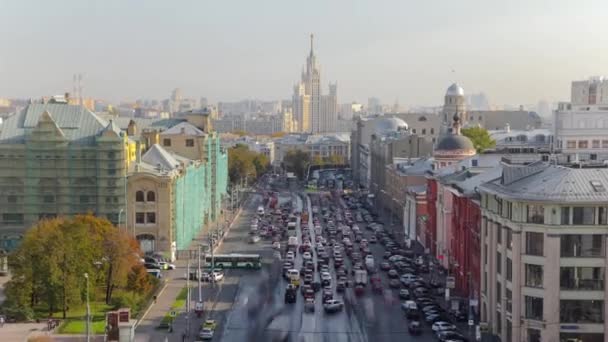 莫斯科卢比安斯卡娅广场和诺瓦亚广场的空中景观在春季的一天从屋顶掠过 史达林摩天大楼背景 — 图库视频影像