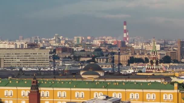 ロシア 日中の曇った天気のモスクワの屋上からの建物のパノラマ風景 — ストック動画