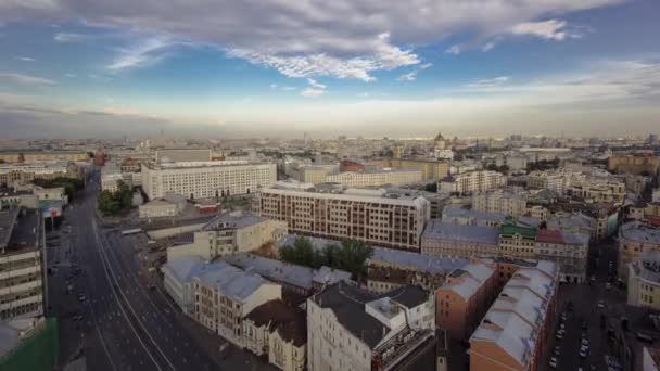 ロシアのニューアラバトからの日没のタイムラプス前の曇りの天気のモスクワの上の屋上からの建物のパノラマ風景 — ストック動画