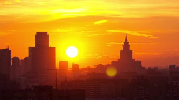 モスクワ ロシア 日没の太陽のタイムラプスの大きな背景にあるスターリン高層ビル オレンジの空 閉じる ビュー — ストック動画