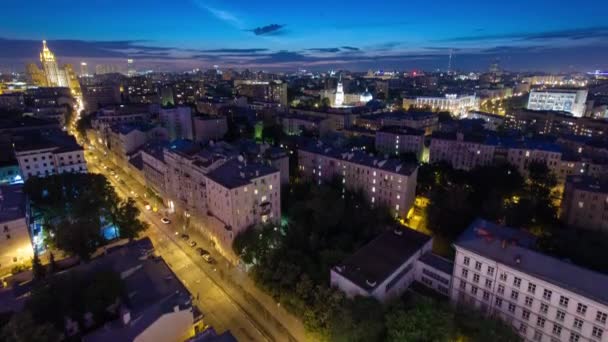 莫斯科市中心屋顶上的建筑物全景 与斯大林摩天大楼 俄罗斯 夜间穿行 街上的交通 空中俯瞰 — 图库视频影像