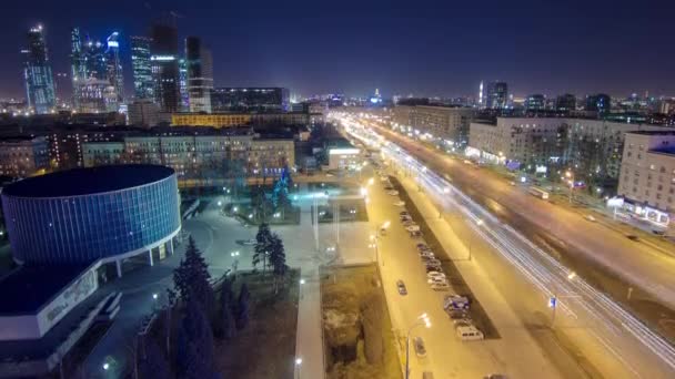 超高層ビル国際ビジネスセンターシティは ロシア モスクワ トップからの道路の大通りの忙しい交通 — ストック動画
