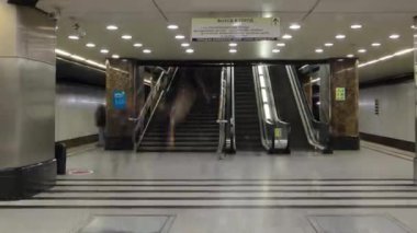Modern bir metro istasyonunun içinde trenler hiperhızlandırılmış. Yürüyen merdivenlerden platforma geri taşınıyor