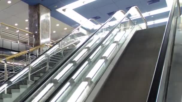Intérieur Une Station Métro Moderne Avec Trains Timelapse Escaliers Roulants — Video