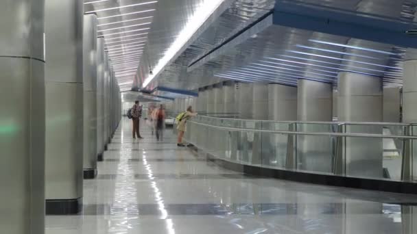 Das Innere Einer Modernen Bahn Station Mit Transferkorridor Zeitraffer Menschen — Stockvideo