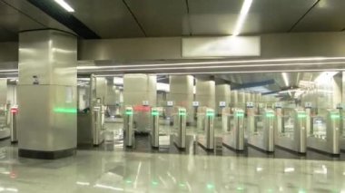 Turnike zaman aşımına uğramış, modern bir metro istasyonu. Giriş kısmının metal ve mermer iç yapısı