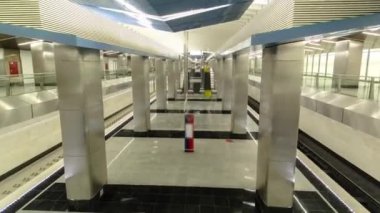 Modern bir metro istasyonunun içinde trenler hiperhızlandırılmış. Yukarıdan hava görünümü