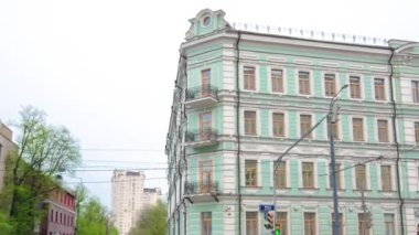 Bina ve kilise Moskova timelapse hyperlapse Prospect Mira sokakta. Prospekt Mira Moscows Meshchansky bölgesinde yer almaktadır. 4k
