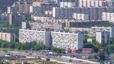 Moskova şehrinin gökdelenlerinden panoramik hava görüntüsü. Sokakta araba trafiği ve arkadaki konut binaları