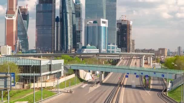 Wolkenkratzer International Business Center City Bei Bewölktem Himmel Mit Verkehr — Stockvideo
