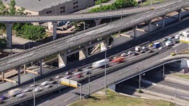 Moskova şehrinin gökdelenlerinin hava görüntüsü iş kompleksi zaman ayarlı. Yol kavşağında ve üstgeçitte ağır trafik var.