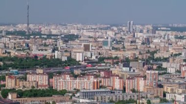 Moskova şehrinin gökdelenlerinden panoramik hava görüntüsü. Sokakta araba trafiği ve arkasında Ostankino TV kulesi olan apartmanlar.