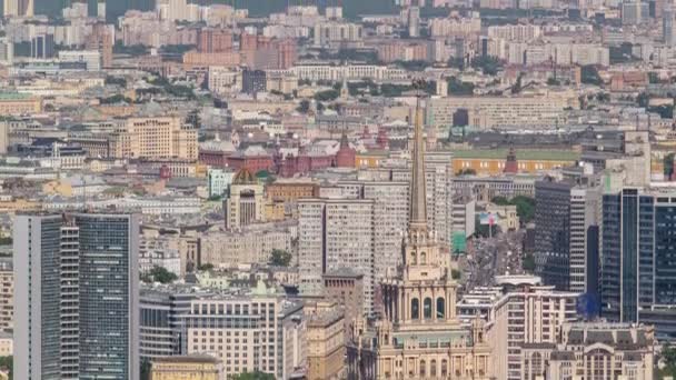 莫斯科市摩天大楼的全景空中景观从顶部掠过 乌克兰前酒店和带有克莱姆林及历史博物馆的住宅建筑 — 图库视频影像