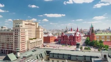 Manezh Meydanı manzarası, Moskova Oteli, Tarihi Müze ve Kremlin hava saatleri bulutlu yaz gününde Moskova, Rusya 'da çatıdan görülüyor..