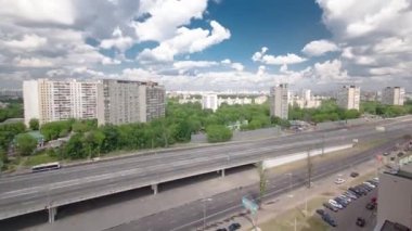 Rusya 'nın başkenti Moskova' daki Yaroslavl otobanındaki yüksek caddedeki hava yolu zaman tüneli üst geçidinde trafiğin en üst görüntüsü. İkamet bölgesi arkada.