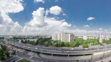 Rusya 'nın başkenti Moskova' daki Yaroslavl otobanındaki yüksek caddedeki hava yolu zaman tüneli üst geçidinde trafiğin en üst görüntüsü. Durakta otobüsler ve tramvaylar