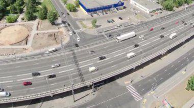 Rusya 'nın başkenti Moskova' daki Yaroslavl otobanındaki yüksek caddedeki hava yolu zaman tüneli üst geçidinde trafiğin en üst görüntüsü. İnşaat çukuru kazısı yakınlarda