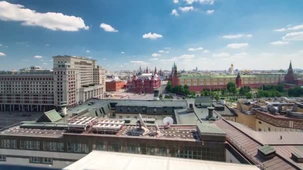俄罗斯莫斯科市的马涅日广场 莫斯科酒店 历史博物馆和克里姆林宫的全景在多云的夏日从屋顶掠过 — 图库视频影像