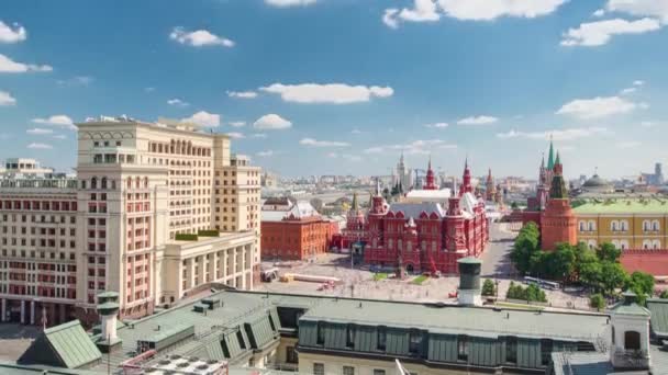 マネジスクエア ホテルモスクワ 歴史博物館 ロシアのモスクワの屋上から曇った夏の日のクレムリン空中時刻表 — ストック動画