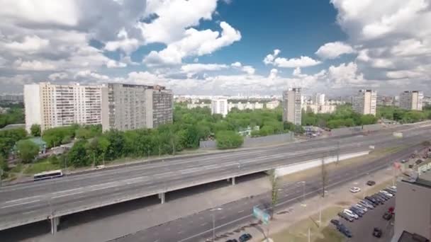 在俄罗斯莫斯科Yaroslavl高速公路的高架大道的空中穿越立交桥上 从上面俯瞰交通情况 住宅区后面 — 图库视频影像