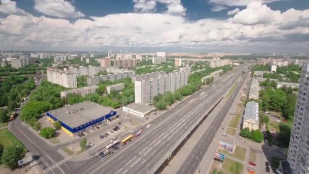 在俄罗斯莫斯科Yaroslavl高速公路的高架大道的空中穿越立交桥上 从上面俯瞰交通情况 有许多房子和绿树 — 图库视频影像