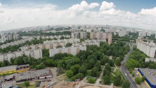 ロシアのモスクワのヤロスラフルの高速道路上空の高架道路空中タイムラプス上の交通の上からのトップビュー 後ろの住宅ブロック — ストック動画