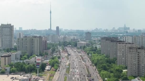 ロシアのモスクワのヤロスラフルの高速道路上空の高架道路空中タイムラプス上の交通の上からのトップビュー オストンキノのテレビ塔の背景 — ストック動画