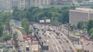 Rusya 'nın başkenti Moskova' daki Yaroslavl otobanındaki yüksek caddedeki hava yolu zaman tüneli üst geçidinde trafiğin en üst görüntüsü. Köprüde çok araba var.