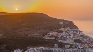 Atlantik Okyanusu 'nun ortasındaki Susimbra Köyü' nün sahil şeridinin hava gündoğumu görüntüsü. Kale 'nin bakış açısından tipik evlerle dolu bir sabah. Portekiz