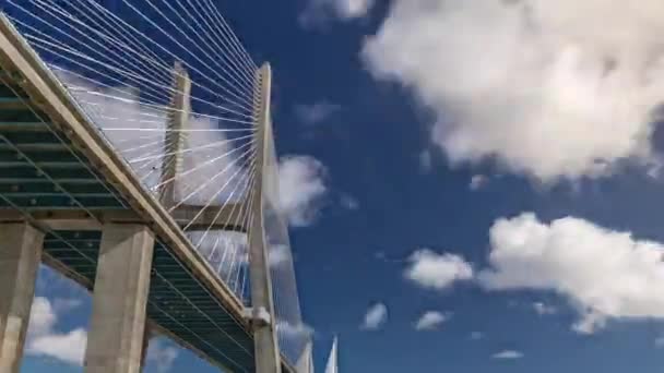 Vasco Gama Bridge Timelapse Hyperlapse Зеленим Газоном Березі Блакитним Хмарним — стокове відео