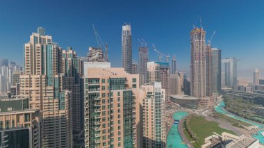 Dubai şehir merkezindeki panorama. Çağdaş gökdelenleri ve gökdelenleri olan şehir silueti yukarıdan inşaat alanı
