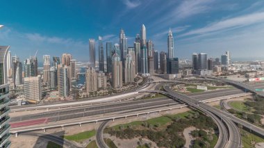 Panorama, Dubai Marina ve medya şehrini golf sahasında otoyol kavşağında spagetti kavşağı ile gösteriyor. En yüksek gökdelenler ve trafik. JLT bölgesinden hava üst görünümü