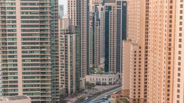 JBR ve Dubai Marina gökdelenleri, deniz kenarındaki gökdelenler, gece gündüz gökdelenler. Yol kavşağında trafik ve yaya geçidi