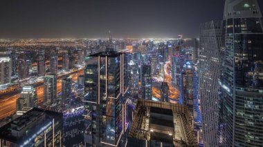 Panorama JBR bölgesini ve Dubai Marina 'yı JLT ile gösteriyor. Gökdelenler arası karayolunda trafik vardı. Aydınlatılmış modern kuleler ve inşaat alanı